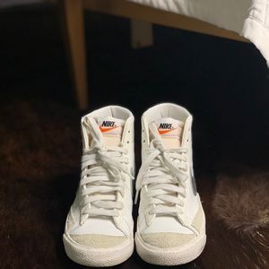 Nike Blazer Mid ‘77 Vintage/ Size:7 / Color: Summit White/Metallic Silver